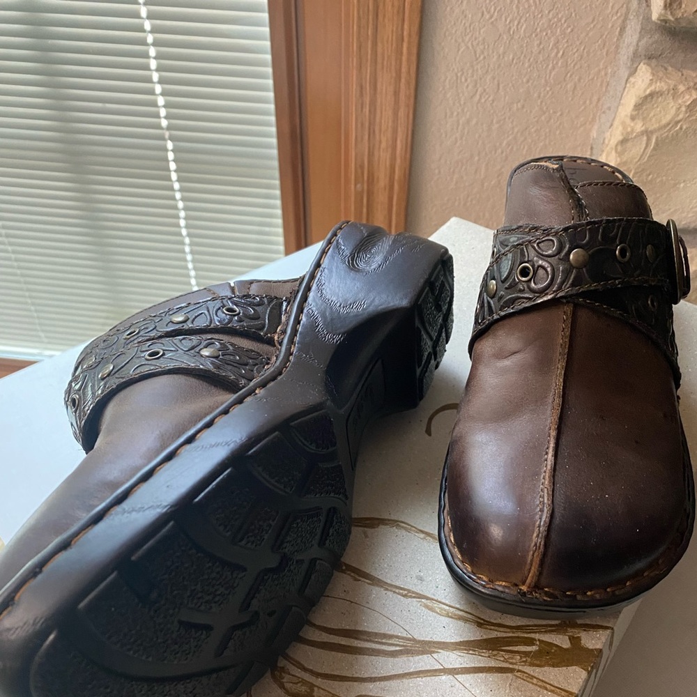 NEW B.O.C Brown Clogs